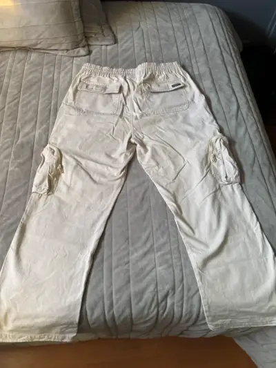 Pantalones cargo beige con bolsillos laterales - miniatura 3