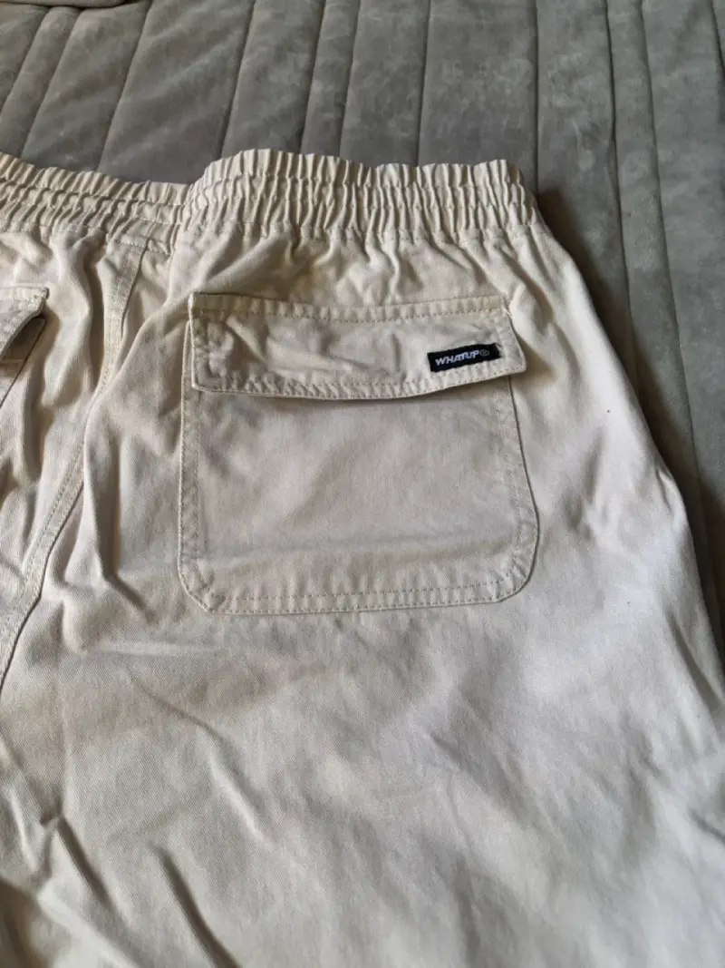 Pantalones cargo beige con bolsillos laterales - 4