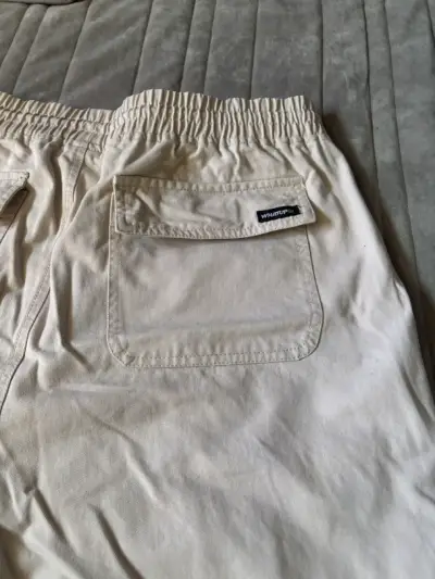 Pantalones cargo beige con bolsillos laterales - miniatura 4