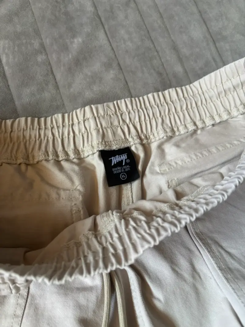 Pantalones cargo beige con bolsillos laterales - 5