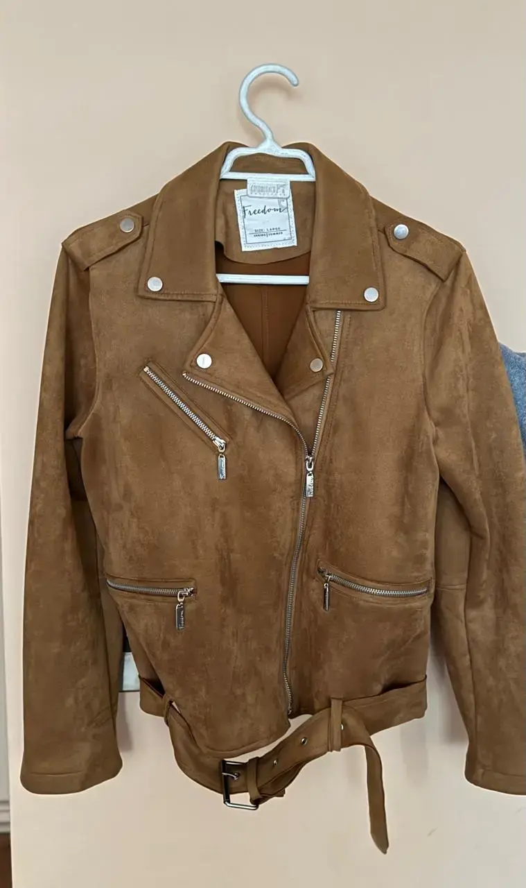Chaqueta de gamuza marrón con cierre y cinturón