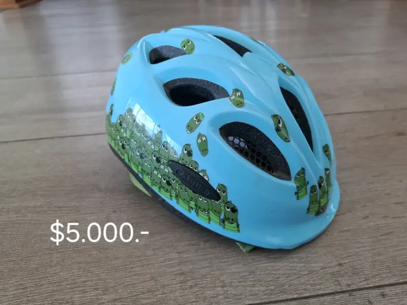 Casco infantil azul con diseño de ranas - 1