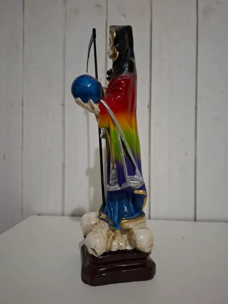 Figura de Santa Muerte multicolor con guadaña - 3
