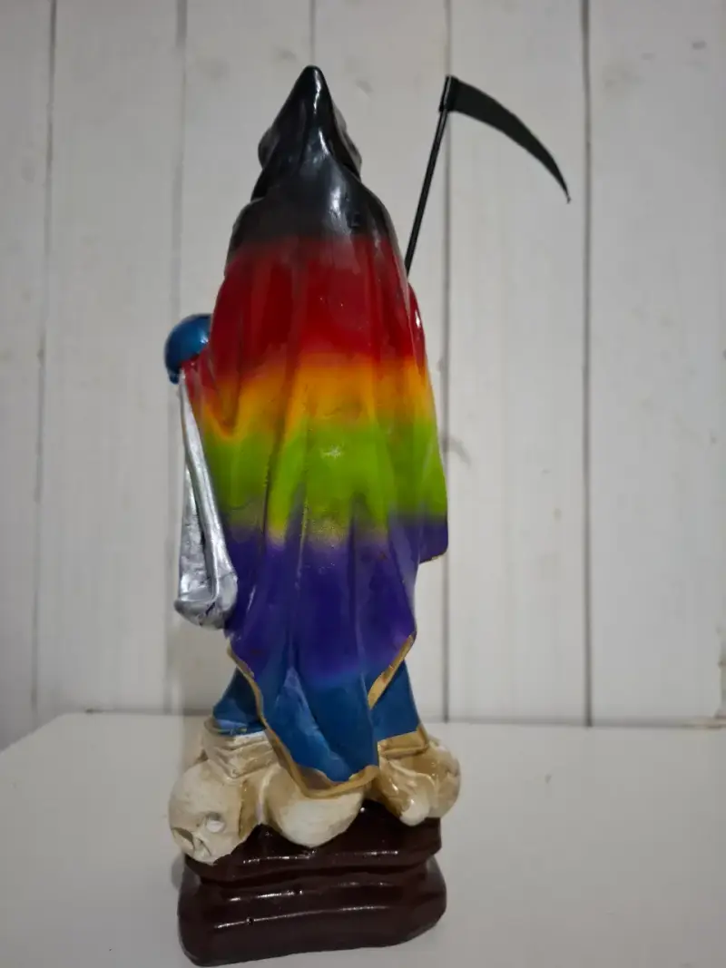 Figura de Santa Muerte multicolor con guadaña - 4