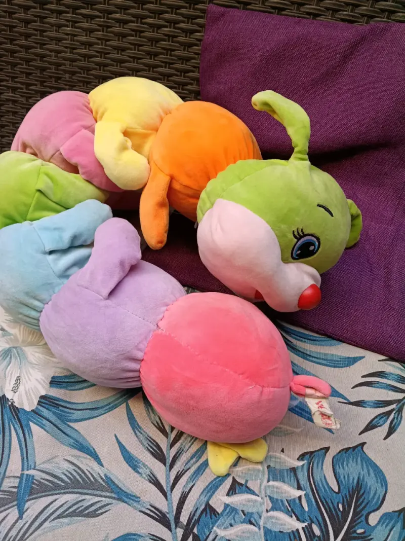 Oruga de peluche multicolor para niños - 1