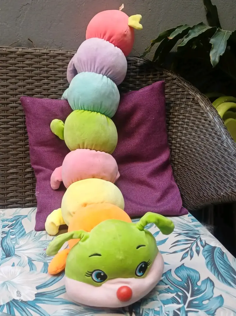 Oruga de peluche multicolor para niños - 2