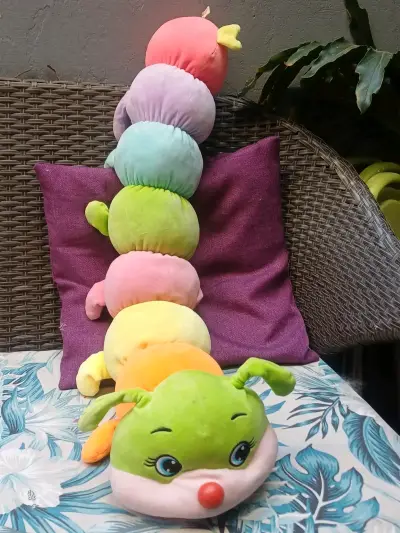 Oruga de peluche multicolor para niños - miniatura 2