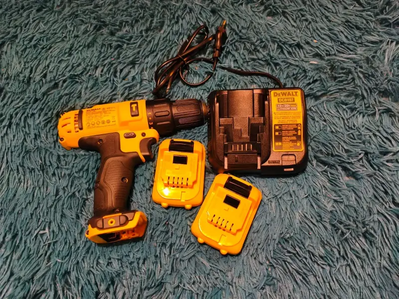 Taladro Inalámbrico DeWalt con Baterías y Cargador - 2