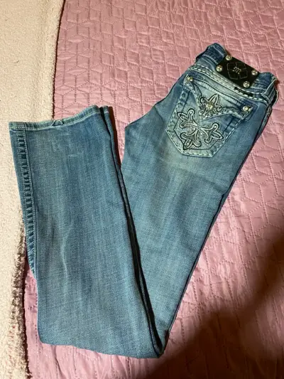 Jeans Miss Me con diseño bordado para mujer - miniatura 1