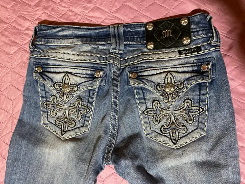 Jeans Miss Me con diseño bordado para mujer - 4