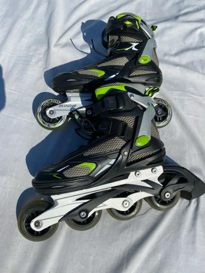 Patines en línea negros y verdes con ajuste seguro - 3