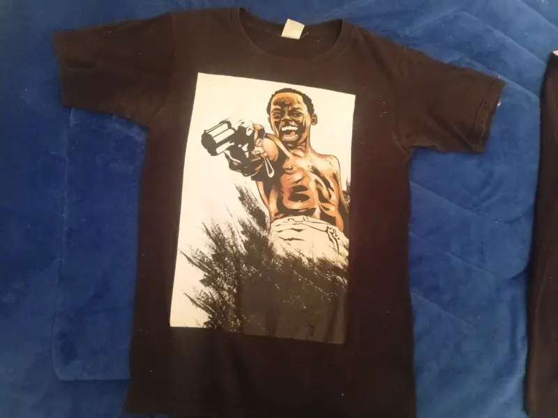 Polera negra con diseño gráfico llamativo - 1