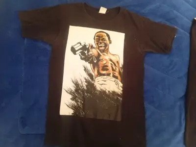 Polera negra con diseño gráfico llamativo - miniatura 1