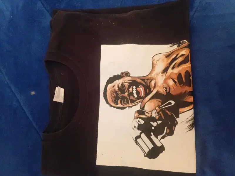 Polera negra con diseño gráfico llamativo - 2
