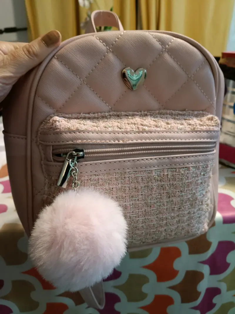 Mochila pequeña rosa con pompón decorativo - 3