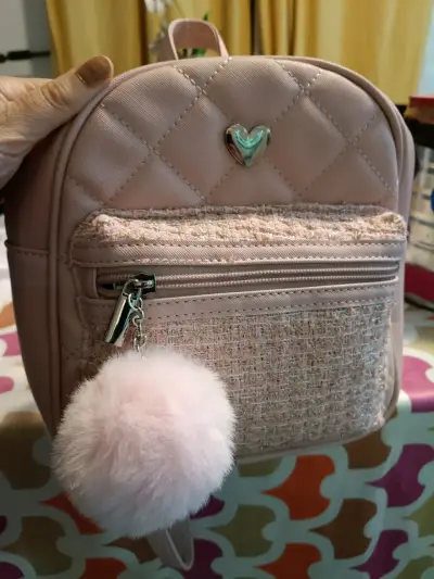 Mochila pequeña rosa con pompón decorativo - miniatura 3