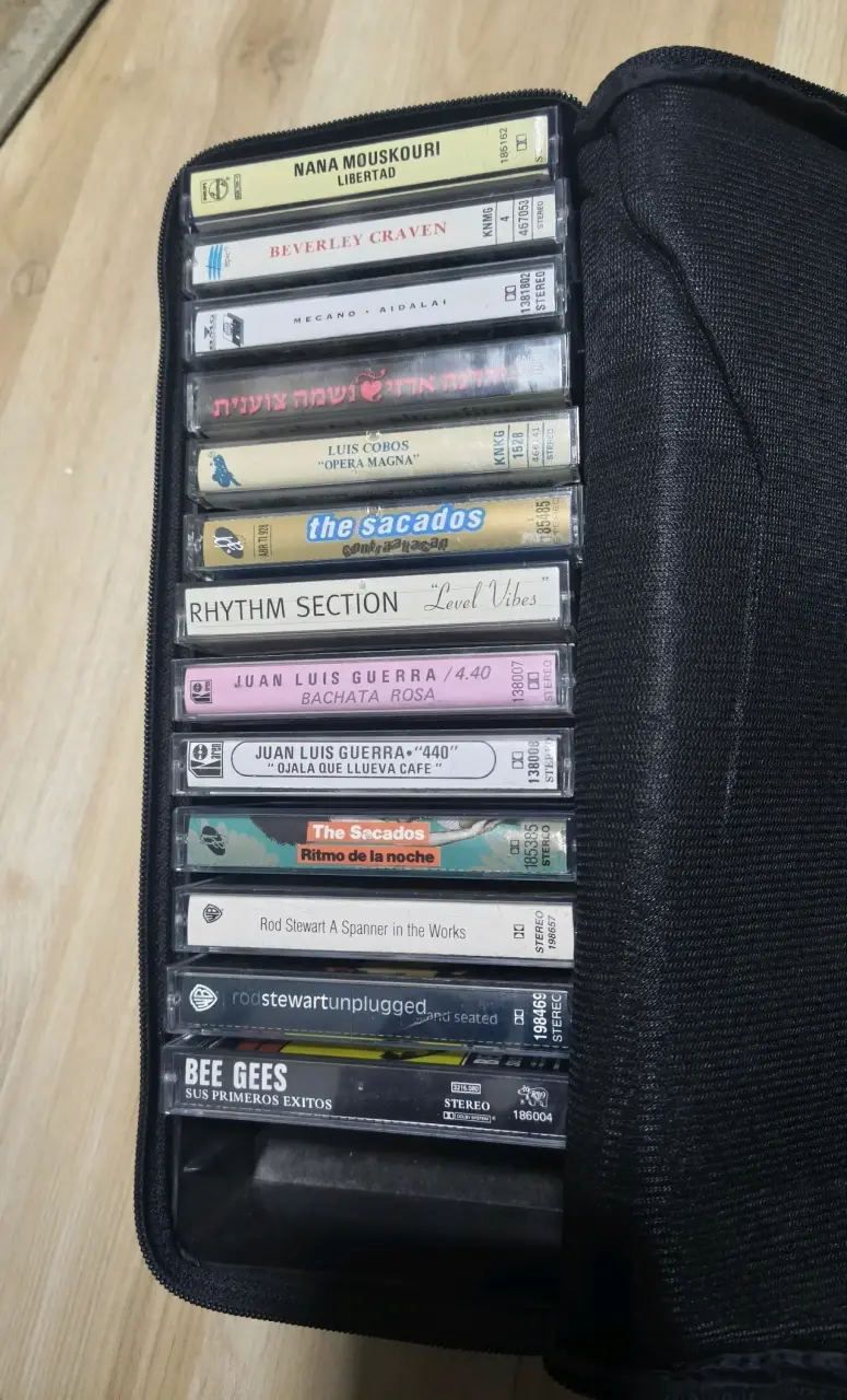 Colección de cassettes de música variada