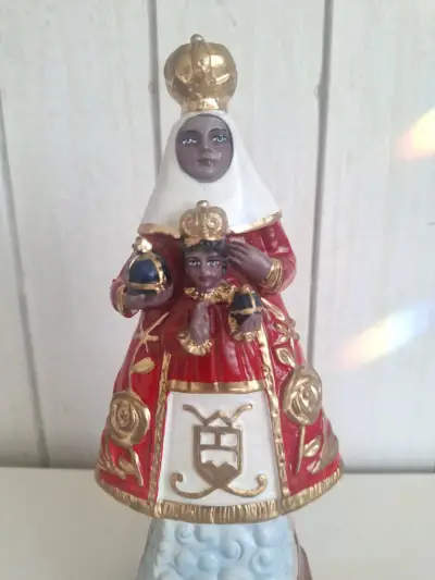 Figura de la Virgen de Montserrat en yeso 23 cm - miniatura 2