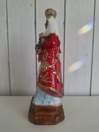 Figura de la Virgen de Montserrat en yeso 23 cm - miniatura 3