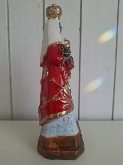 Figura de la Virgen de Montserrat en yeso 23 cm - miniatura 5