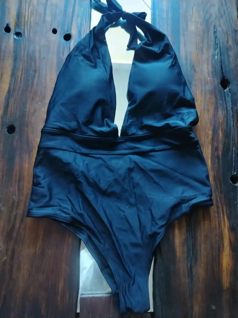 Traje de baño entero negro elegante
