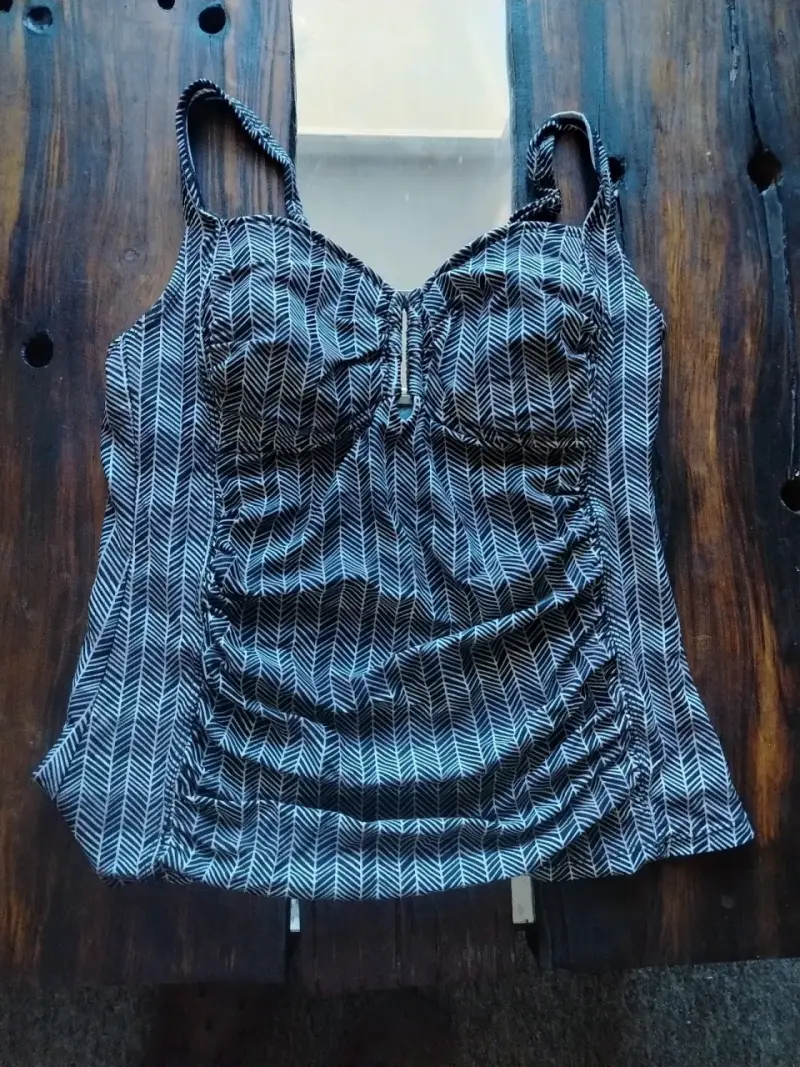 Polera de baño con estampado geométrico