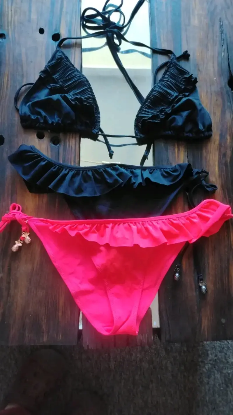Bikini de dos piezas negro y fucsia con volantes