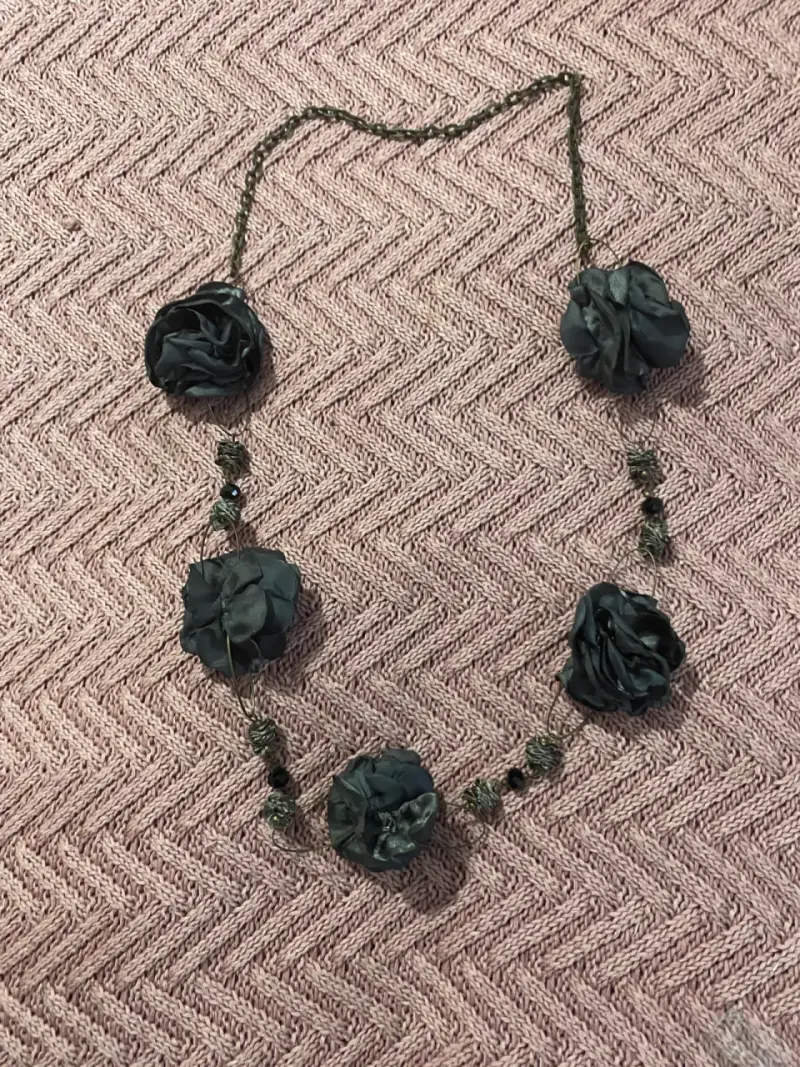 Collar largo con flores negras - 1