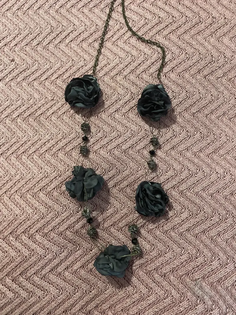 Collar largo con flores negras - 2