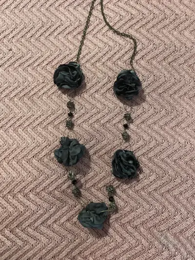 Collar largo con flores negras - miniatura 2
