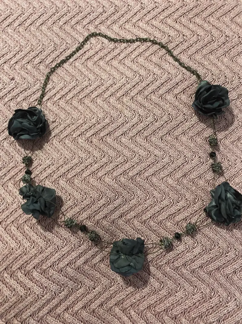 Collar largo con flores negras - 3