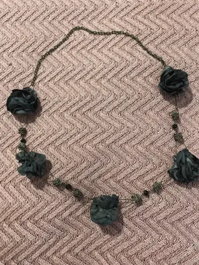 Collar largo con flores negras - miniatura 3