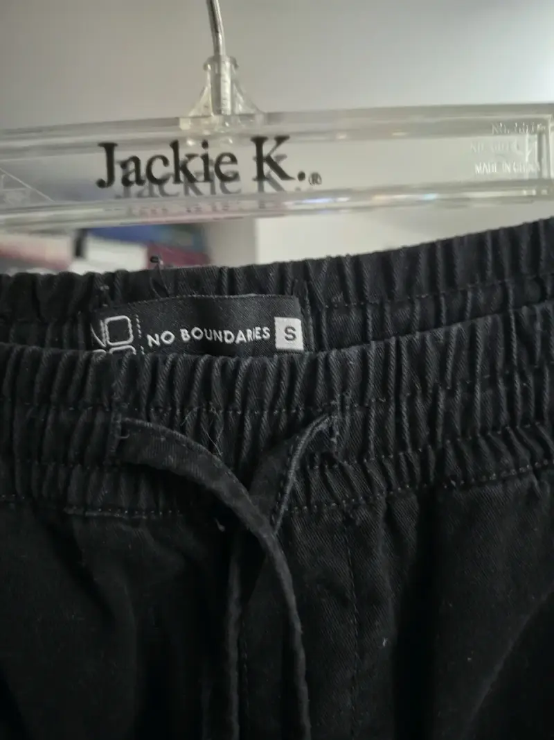Pantalones cargo negros No Boundaries talla S - 1