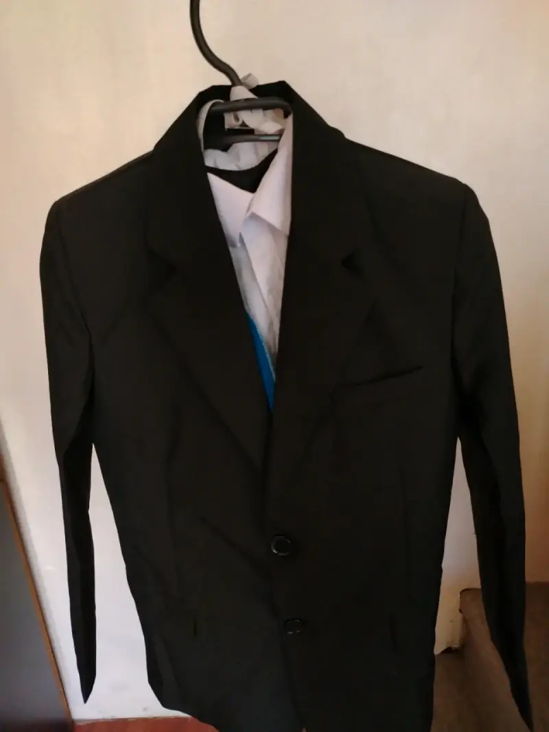 Traje formal negro para niño