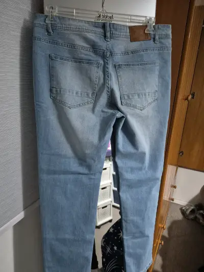 Jeans de mezclilla azul con roturas para hombre - miniatura 2