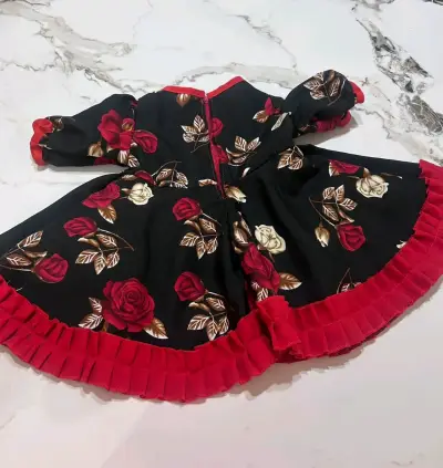 Vestido de niña con estampado floral y volantes - miniatura 1