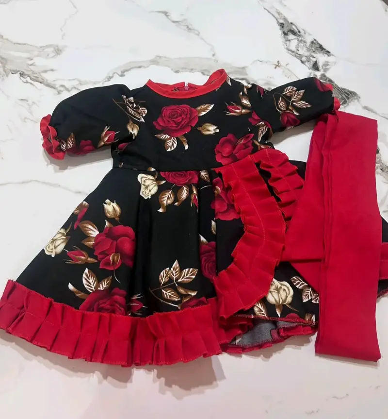 Vestido de niña con estampado floral y volantes - 3