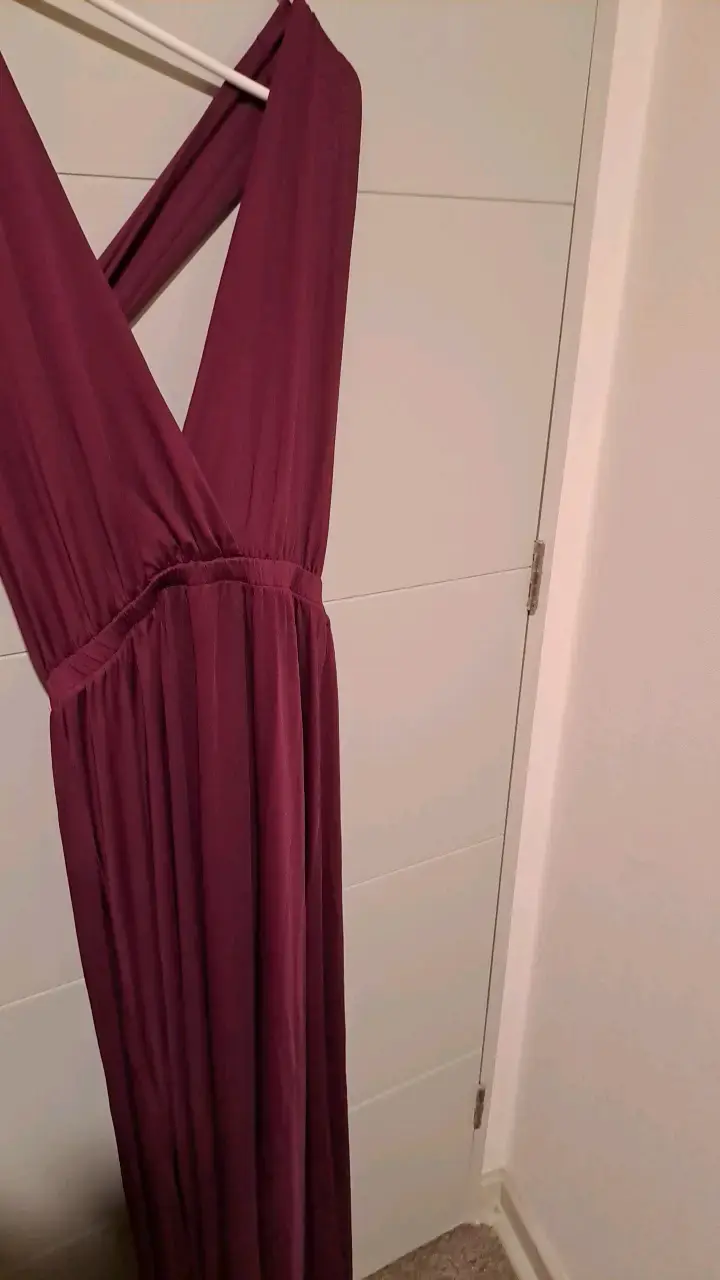 Vestido largo burdeos con escote en V - 1
