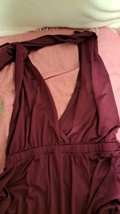 Vestido largo burdeos con escote en V - miniatura 3