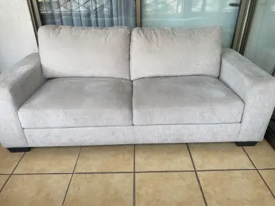 Sofá de dos plazas gris claro en buen estado - miniatura 1