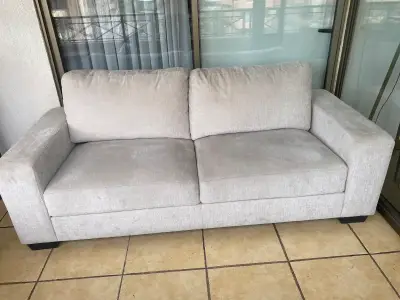 Sofá de dos plazas gris claro en buen estado - miniatura 2