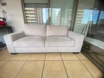 Sofá de dos plazas gris claro en buen estado - miniatura 3