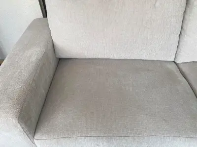 Sofá de dos plazas gris claro en buen estado - miniatura 6