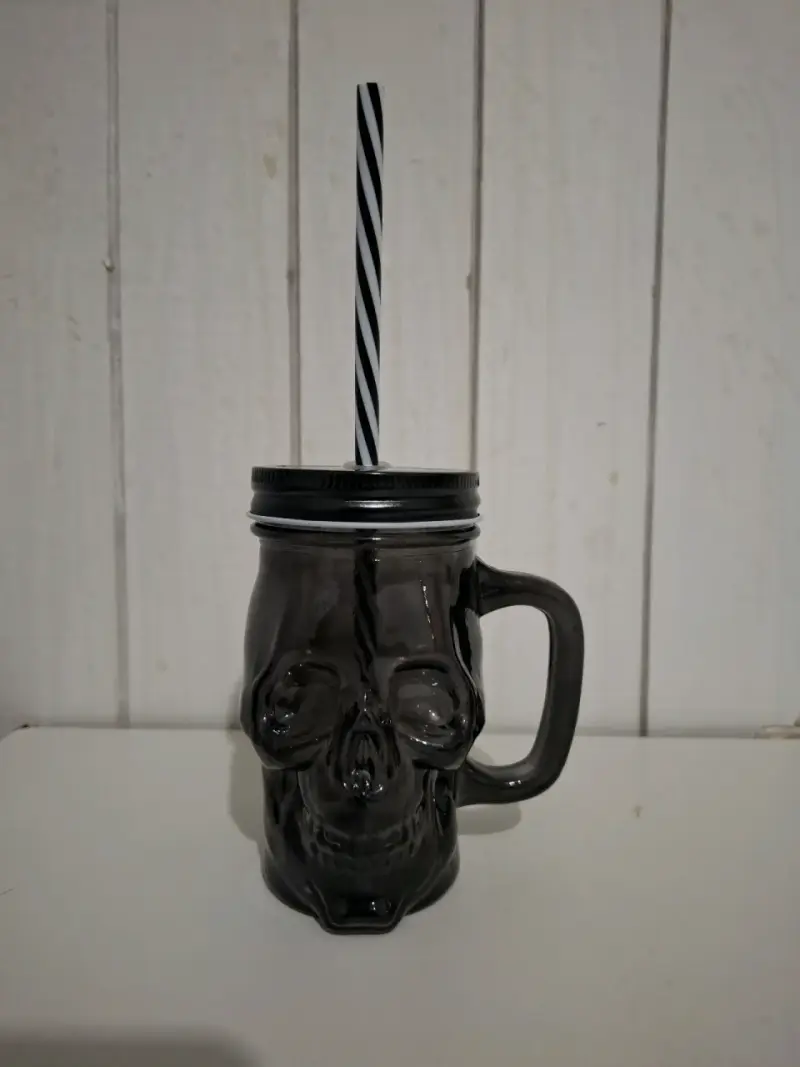 Vaso de vidrio con tapa y bombilla calavera - 1