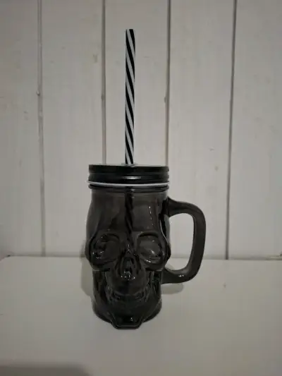 Vaso de vidrio con tapa y bombilla calavera - miniatura 1