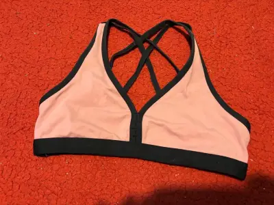 Top deportivo rosa con tirantes cruzados - miniatura 1