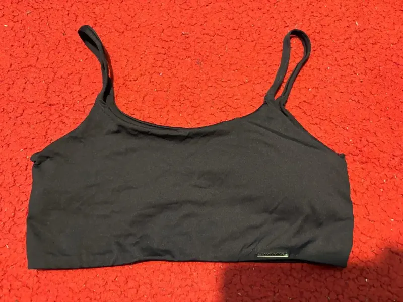 Top deportivo negro para mujer