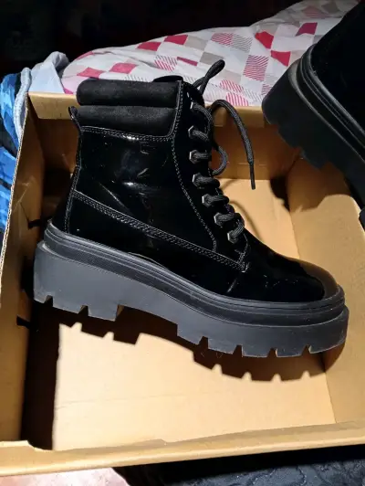 Botas negras de charol con plataforma - miniatura 2