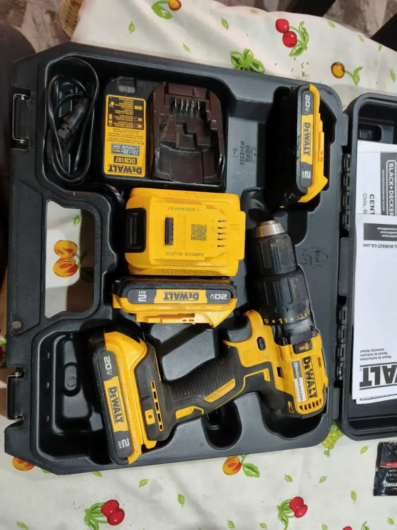 Taladro Inalámbrico DeWalt 20V con Baterías - 1