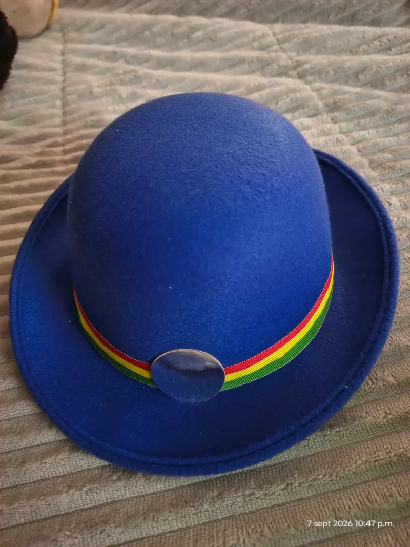 Sombrero bombín azul con cinta multicolor